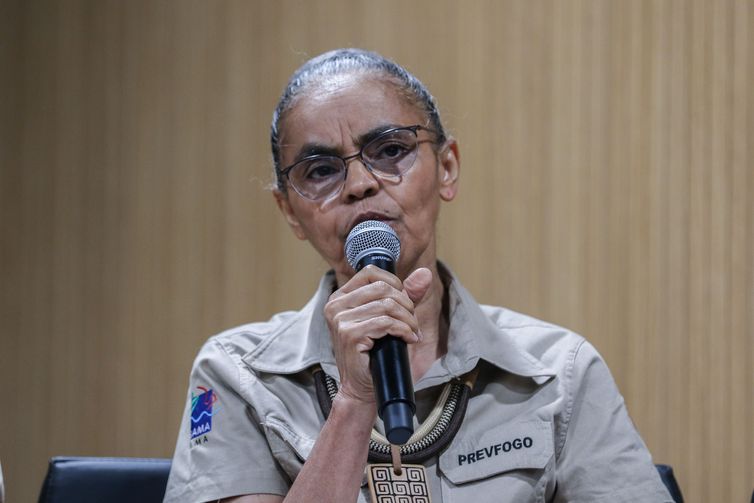 Ministra do Meio Ambiente, Marina Silva, durante entrevista coletiva sobre seca e incndios no Amazonas (foto: Jos Cruz/Agncia Brasil)