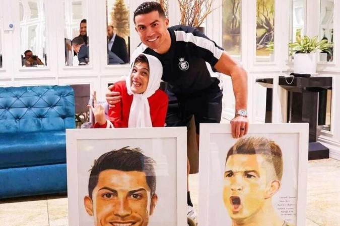 Cristiano Ronaldo e a artista iraniana Fatemeh Hamami, que tem 85% do corpo paralisado (foto: Reproduo )