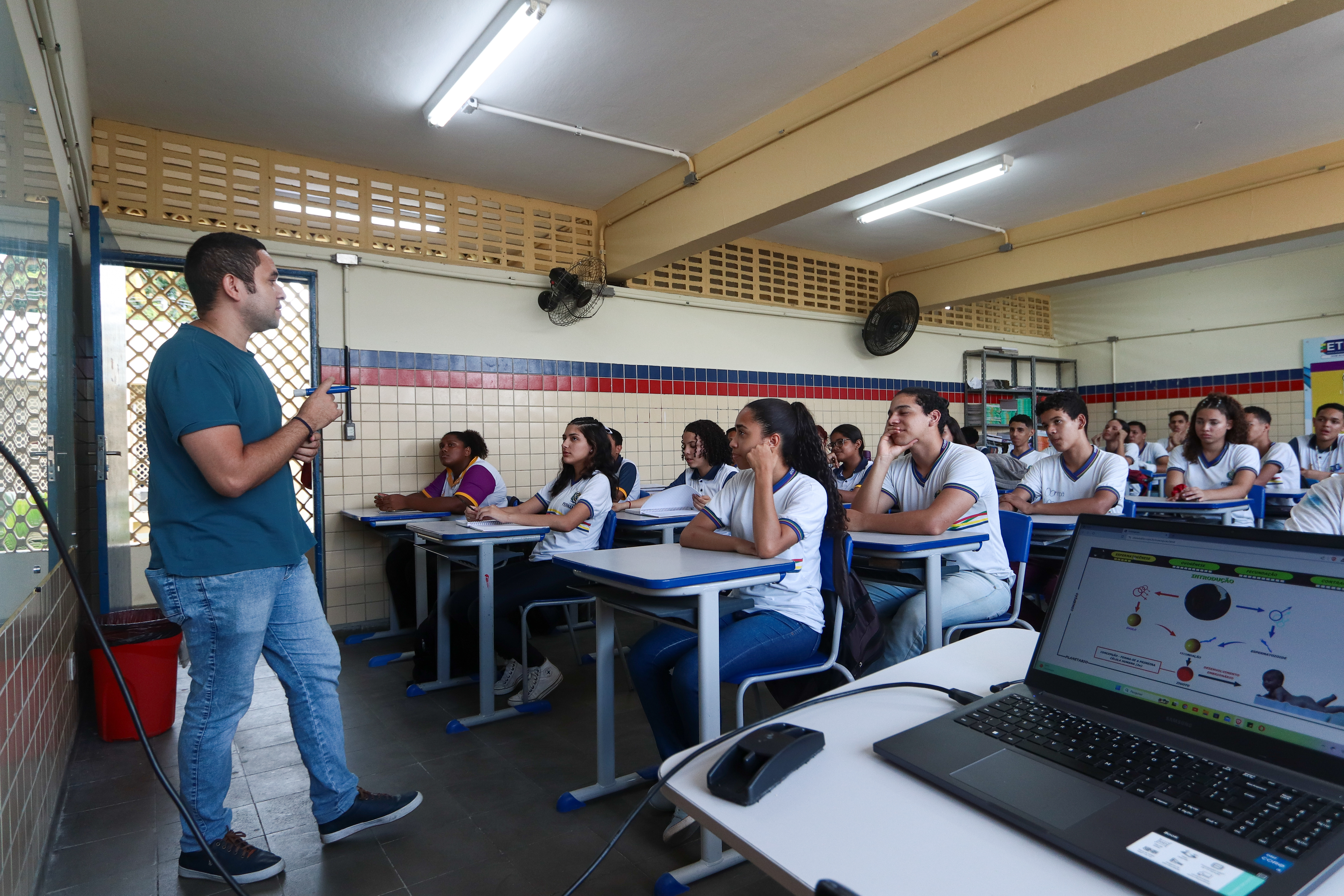 Garantir o aprendizado de qualidade para os alunos que ficaram tanto tempo fora das salas de aula  um dos principais desafios dos professores (Foto: Ruan Pablo/DP Foto)