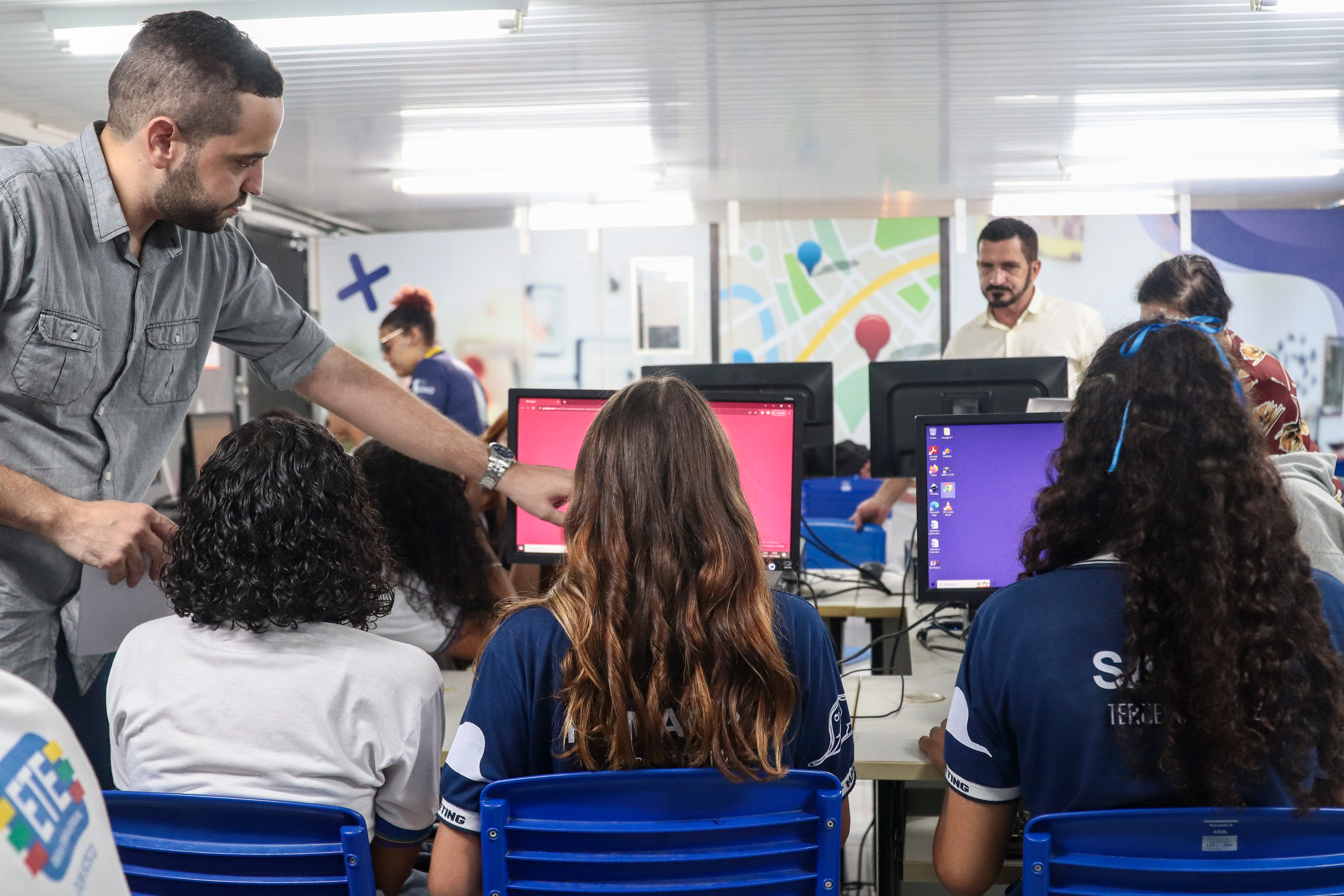Aproximadamente dois milhes de estudantes de 11 a 19 anos no voltaram para as escolas (Foto: Ruan Pablo/DP Foto)