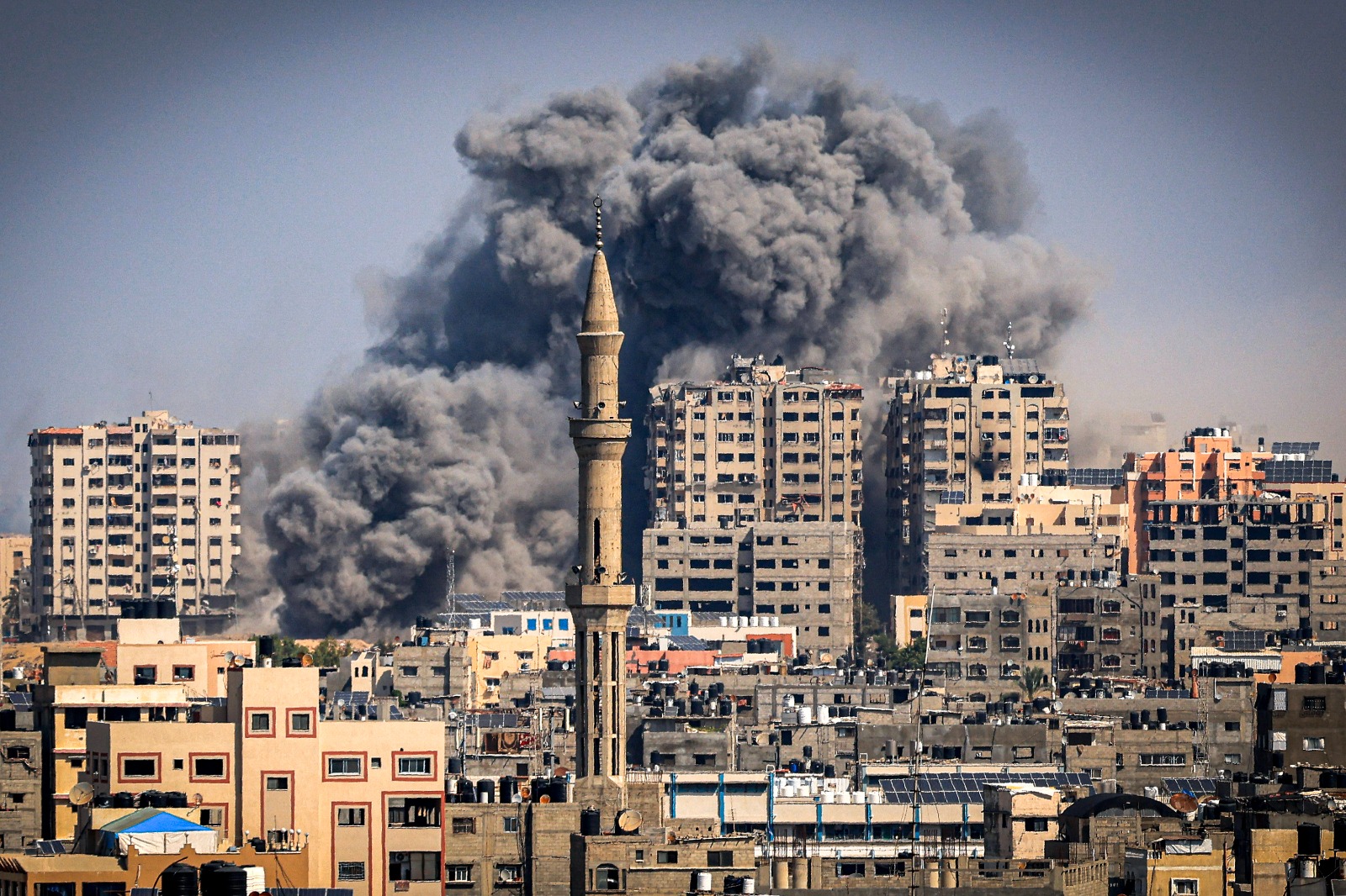 Bombardeio israelense em Gaza (Mahmud Hams / AFP)