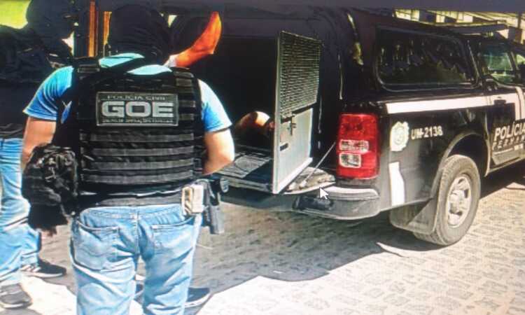 Trs homens foram presos por manter a vtima sob ameaa e extorquir dinheiro (Foto: Divulgao/PCPE)