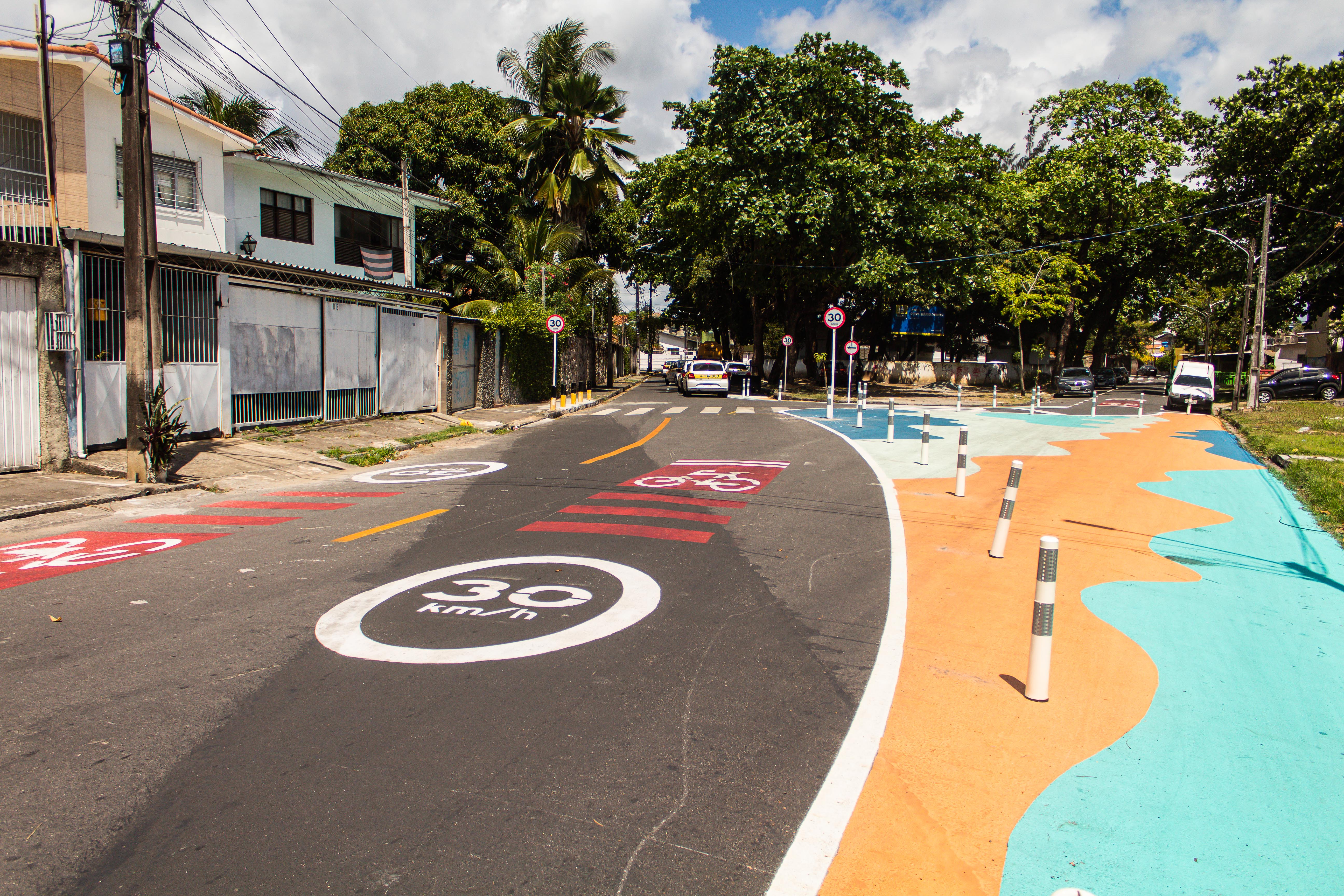 O espaço de trânsito calmo tem estrutura tática que alarga a área do pedestre e aumenta as travessias nos arredores da Praça do Trabalho (Foto: Josenildo Gomes/CTTU)