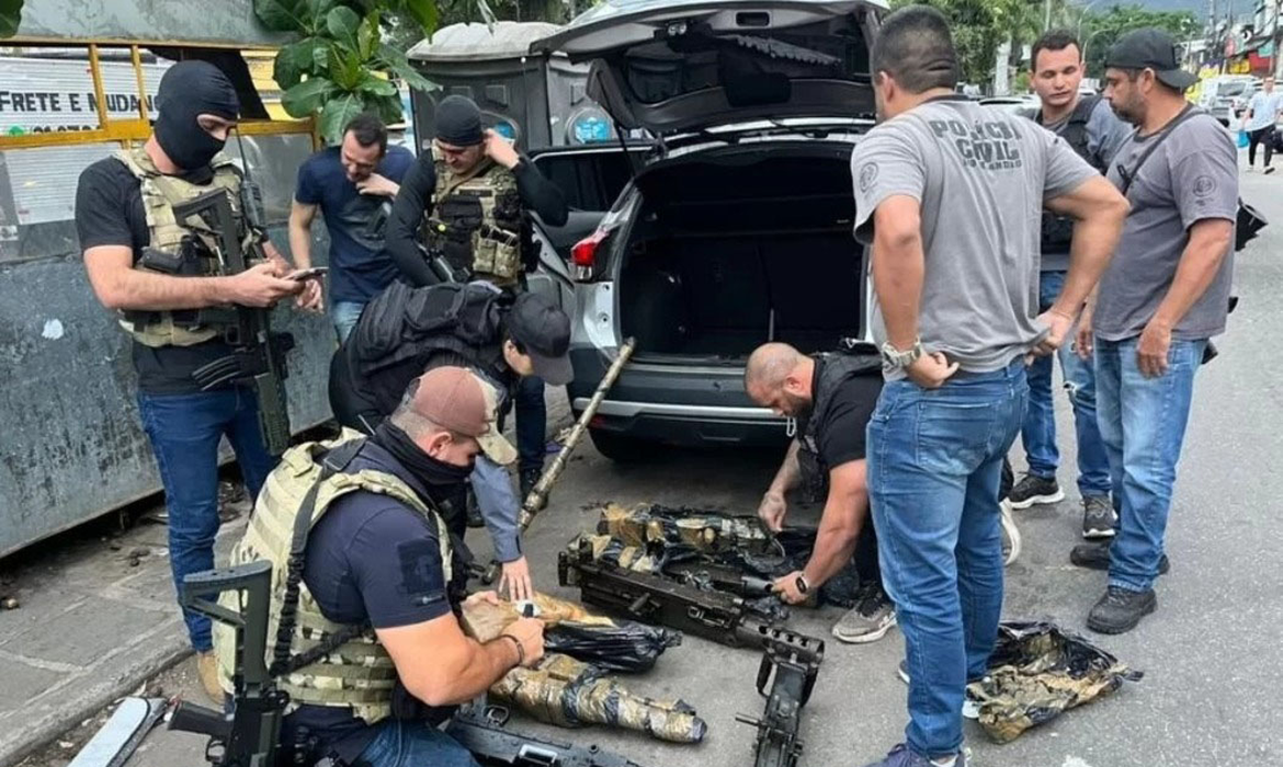 Armas foram encontradas dentro de um carro roubado (foto: Polcia Civil/RJ)