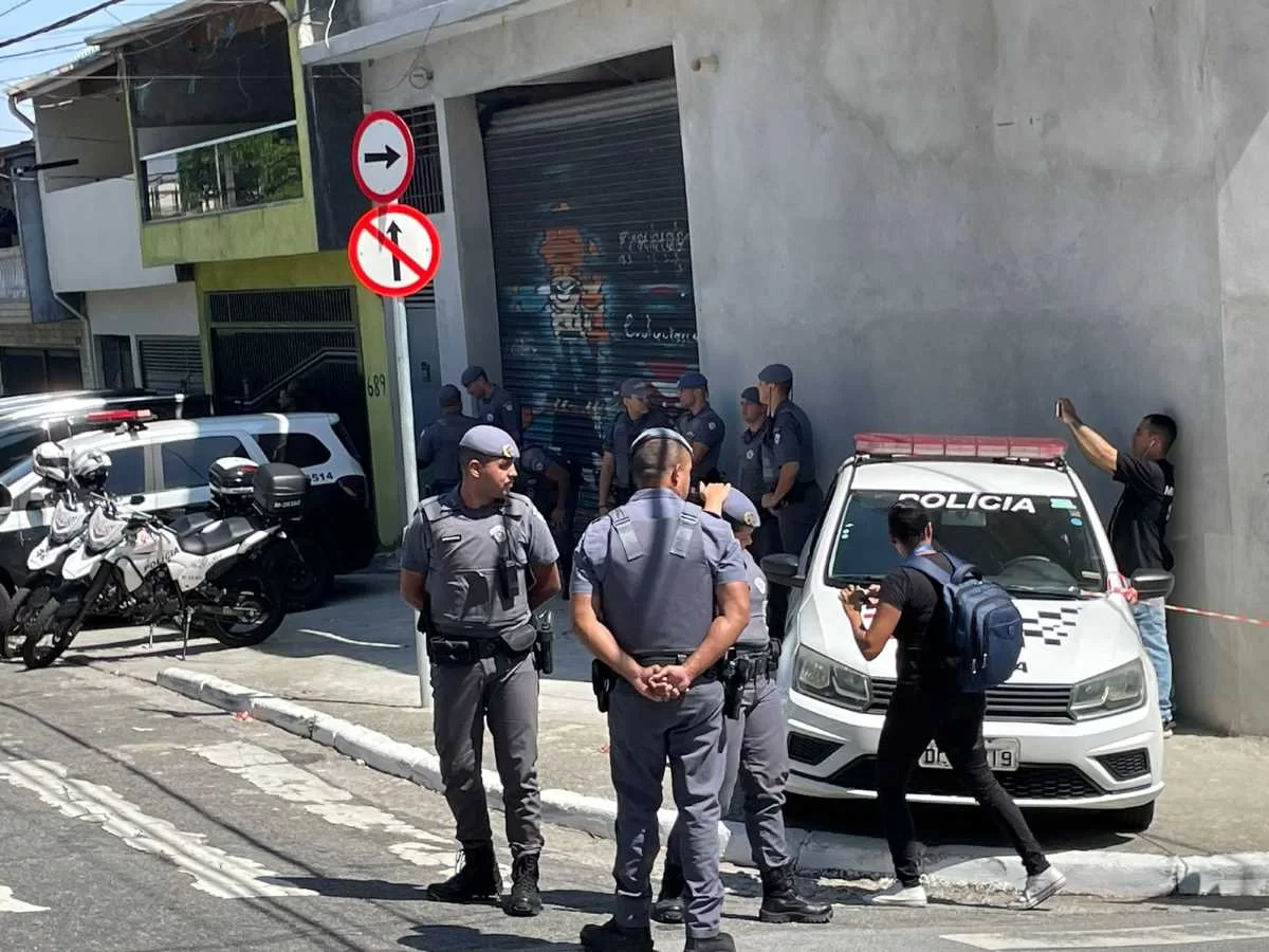 Uma câmera de segurança flagrou o momento em que a aluna é baleada na nuca (Crédito: Renan Porto/Metrópoles)