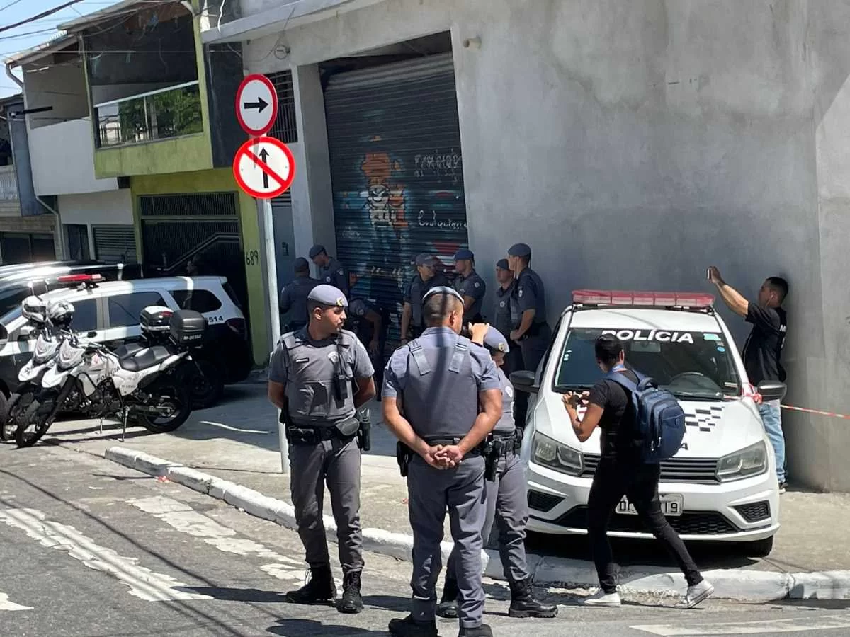 Uma cmera de segurana flagrou o momento em que a aluna  baleada na nuca (Crdito: Renan Porto/Metrpoles)