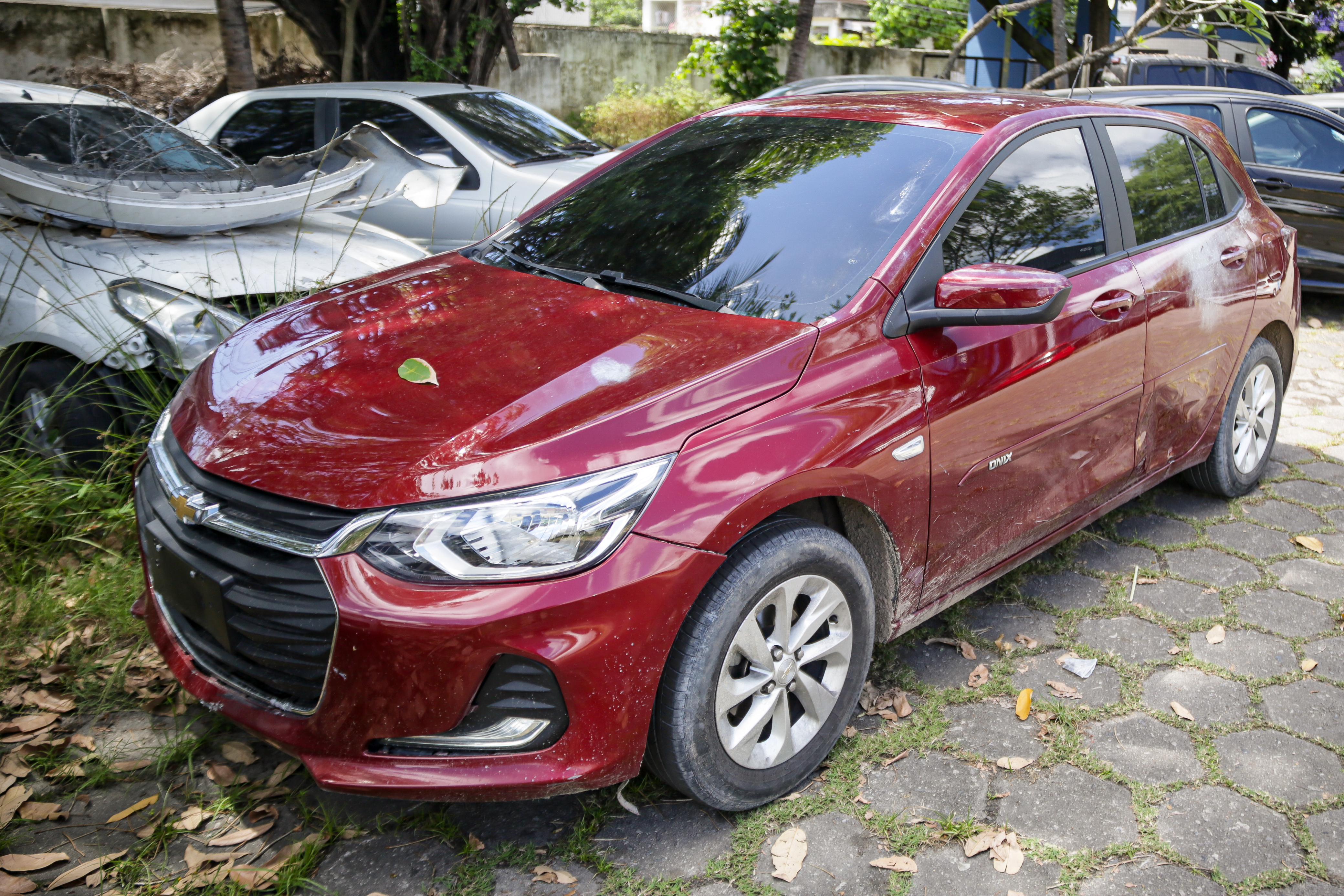 Um veículo modelo Onix, da marca Chevrolet, que estava de posse dos suspeitos foi apreendido e levado ao DHPP, no Cordeiro.  (Rafael Vieira/DP)