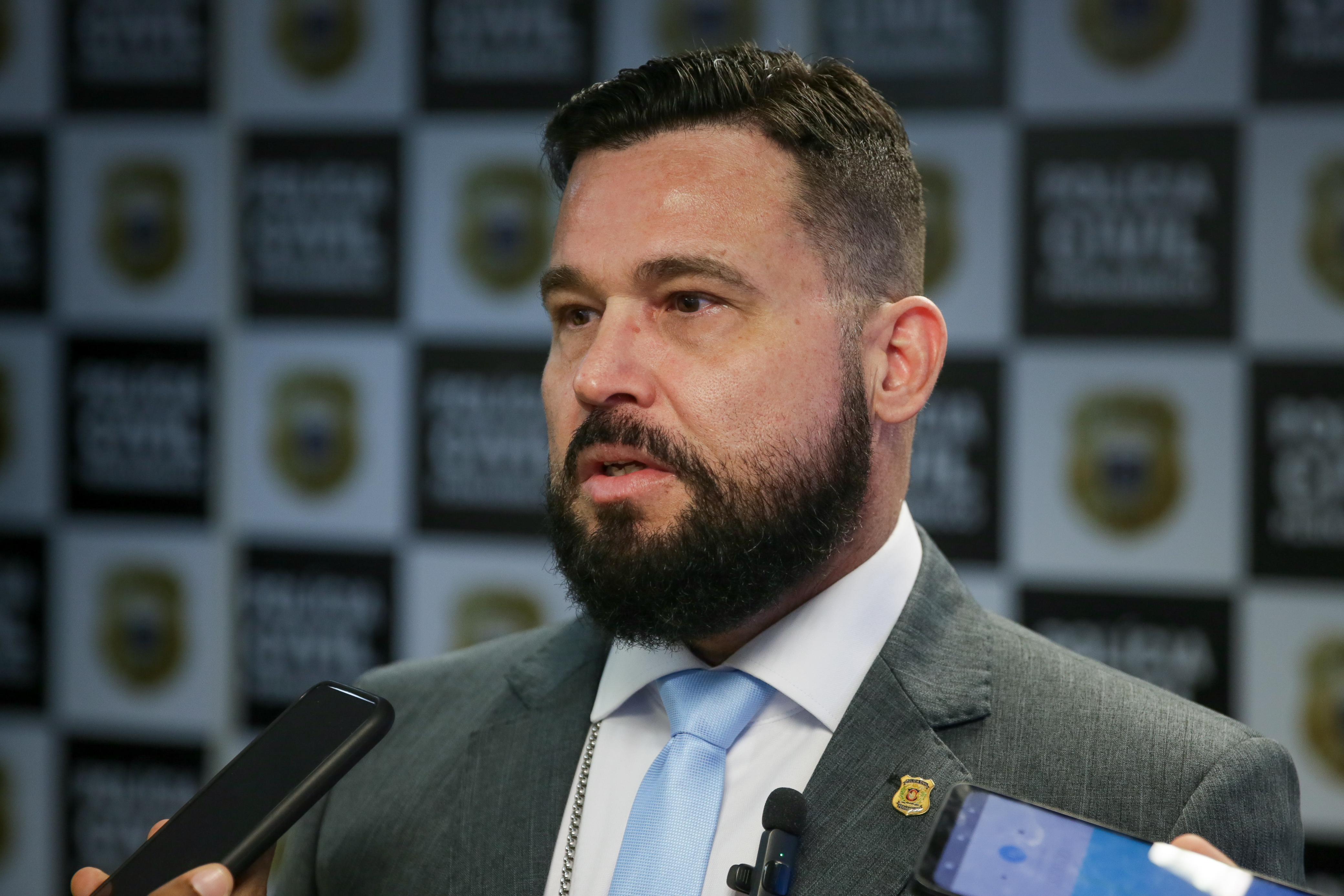 Delegado Alessandro Orico detalhou a priso do suspeito de realizar dezenas de roubos a veculos na Zona Sul do Recife  (Rafael Vieira/DP)
