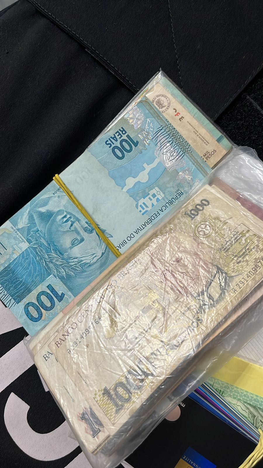 Maços de dinheiro foram apreendidos na operação (Foto: Polícia Civil/Divulgação)