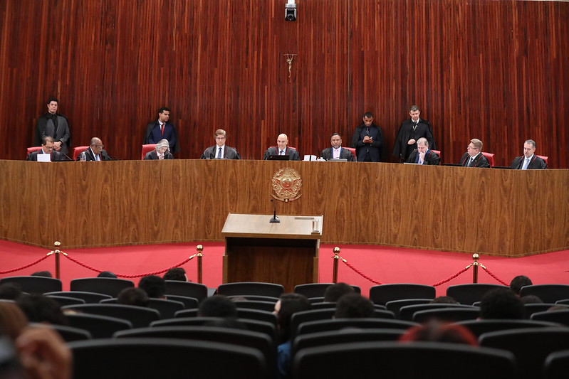Se o entendimento for seguido pela maioria dos ministros, Bolsonaro pode ser condenado  inelegibilidade por oito anos pela segunda vez (Foto: Alejandro Zambrana/Secom/TSE)