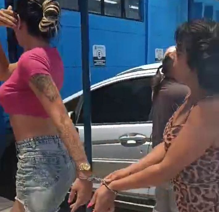 As duas suspeitas foram presas em flagrante aps a vtima acionar a policia, na Delegacia de Boa Viagem (Foto: Reproduo/Polcia Civil)