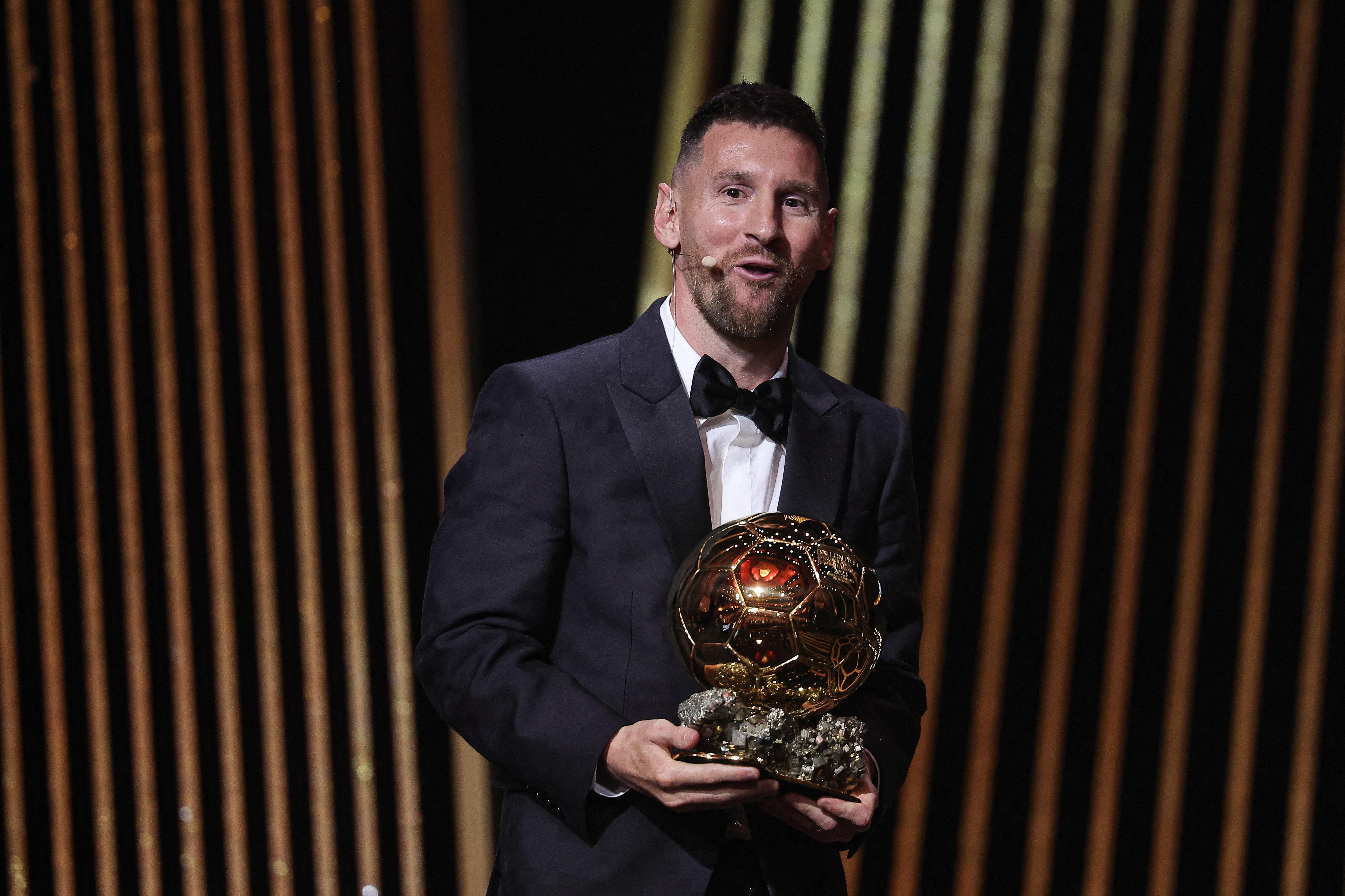 Jogador conquistou sua oitava Bola de Ouro nesta segunda-feira (30), em Paris (foto: FRANCK FIFE/AFP)