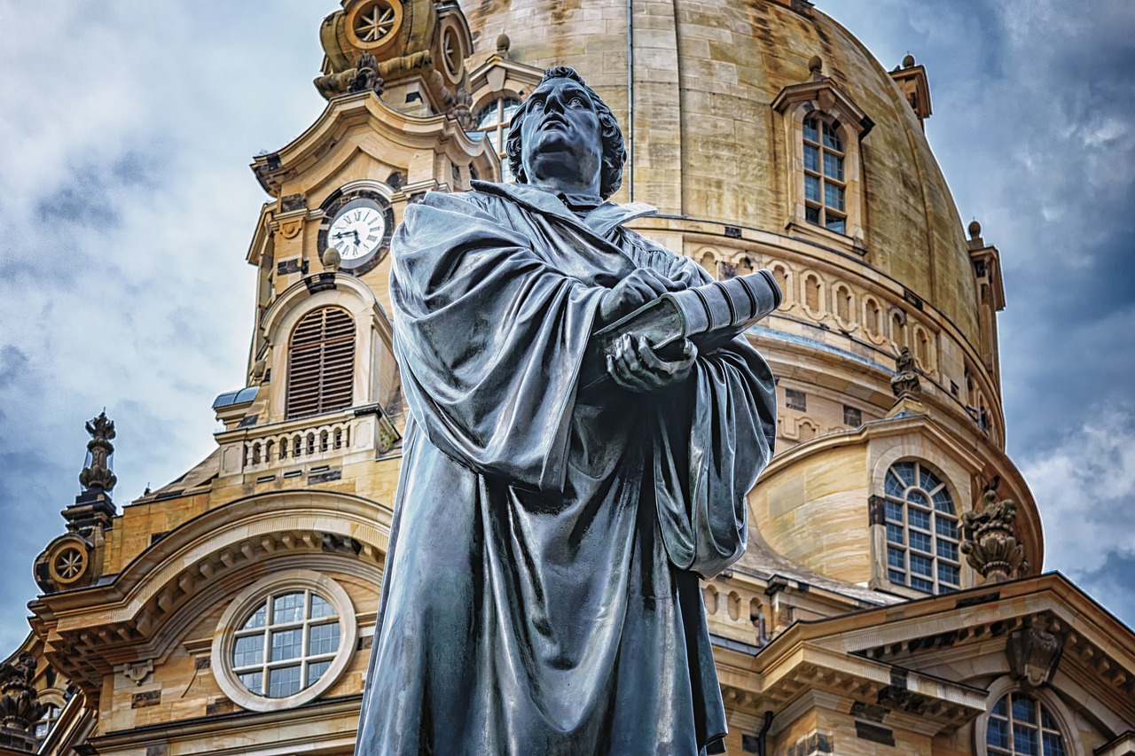 Martinho Lutero afixou, em 31 de outubro de 1517, suas 95 teses na porta da Igreja do Castelo de Wittenberg (Foto: Pixabay)