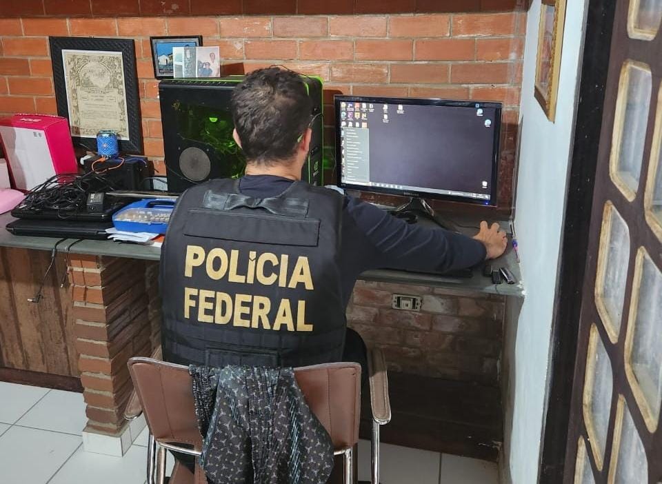 Policiais federais fizeram buscas em computadores de suspeitos  (Foto: PF/Divulgao)