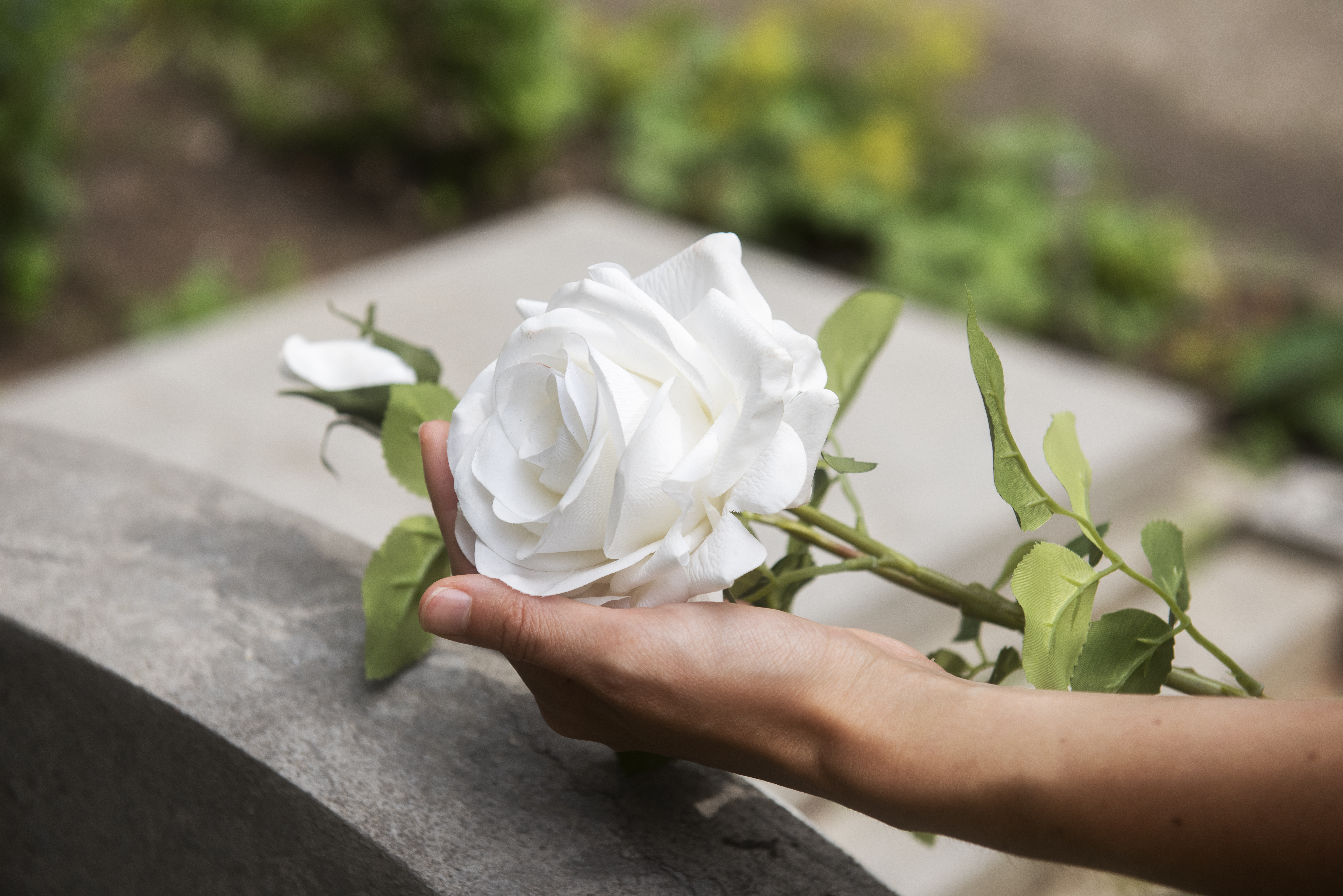 No Dia de Finados,  comum que as pessoas visitem os cemitrios, acendam velas e faam oraes pelos que j partiram (Foto: Freepik)