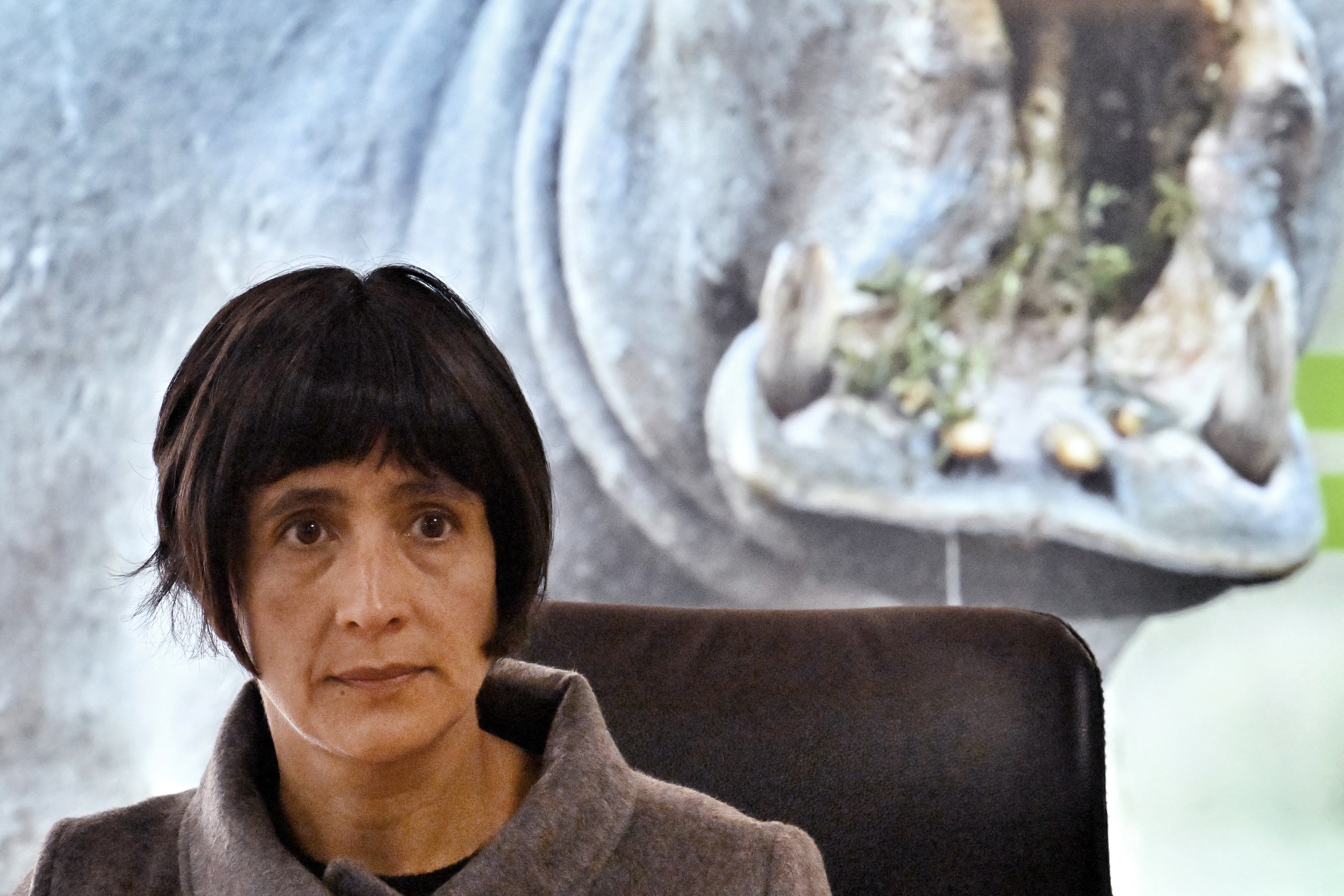 A ministra do Meio Ambiente da Colômbia, Susana Muhamad, durante uma coletiva de imprensa para anunciar que alguns dos 166 hipopótamos pertencentes ao barão da cocaína Pablo Escobar serão sacrificados (CRÉDITOS: JUAN BARRETO / AFP)