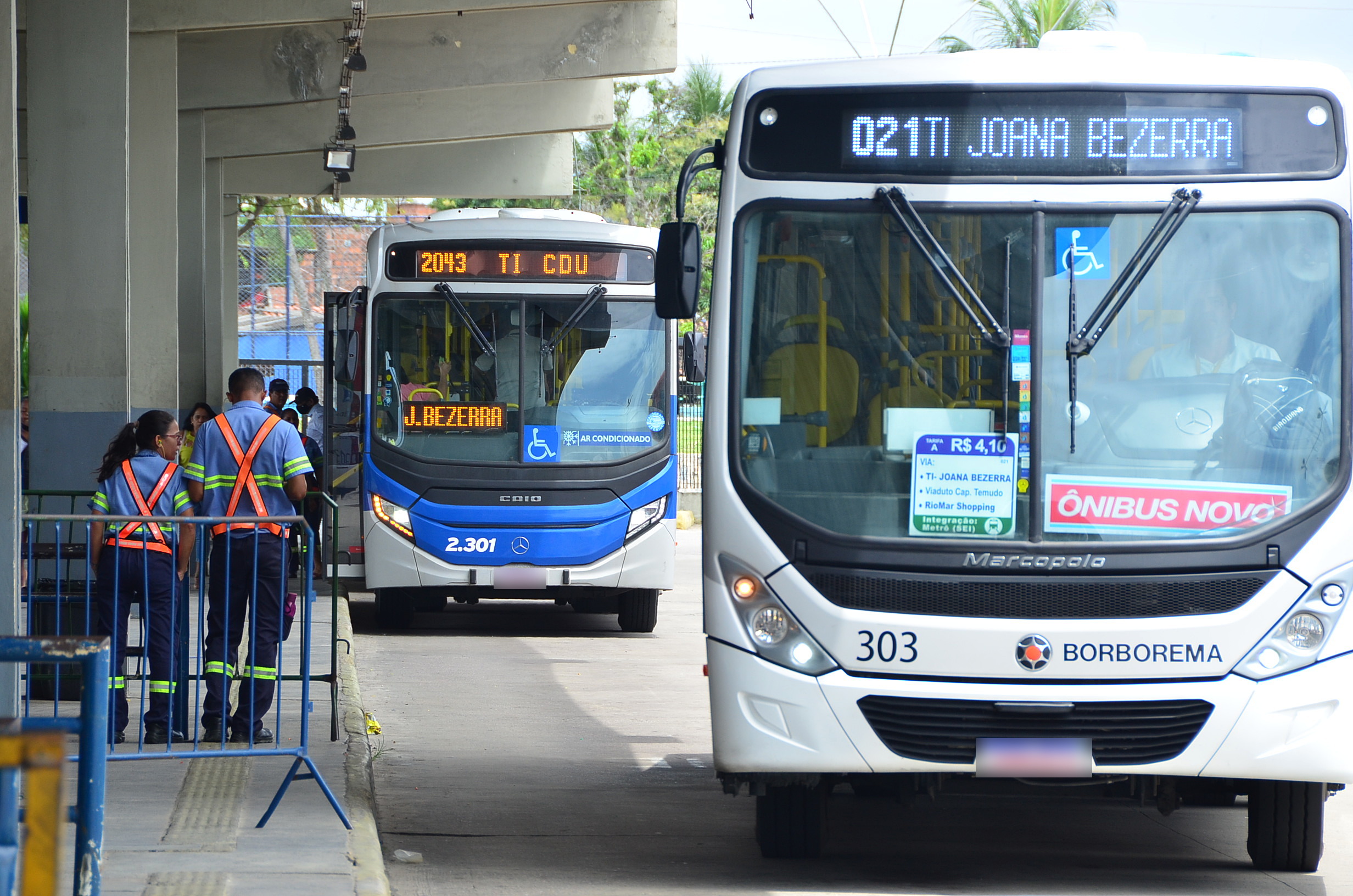 Com a mudana, o sistema de embarque dever ser feito pela porta da frente e passar o carto VEM no validador para liberar a catraca (Foto: Arquivo)