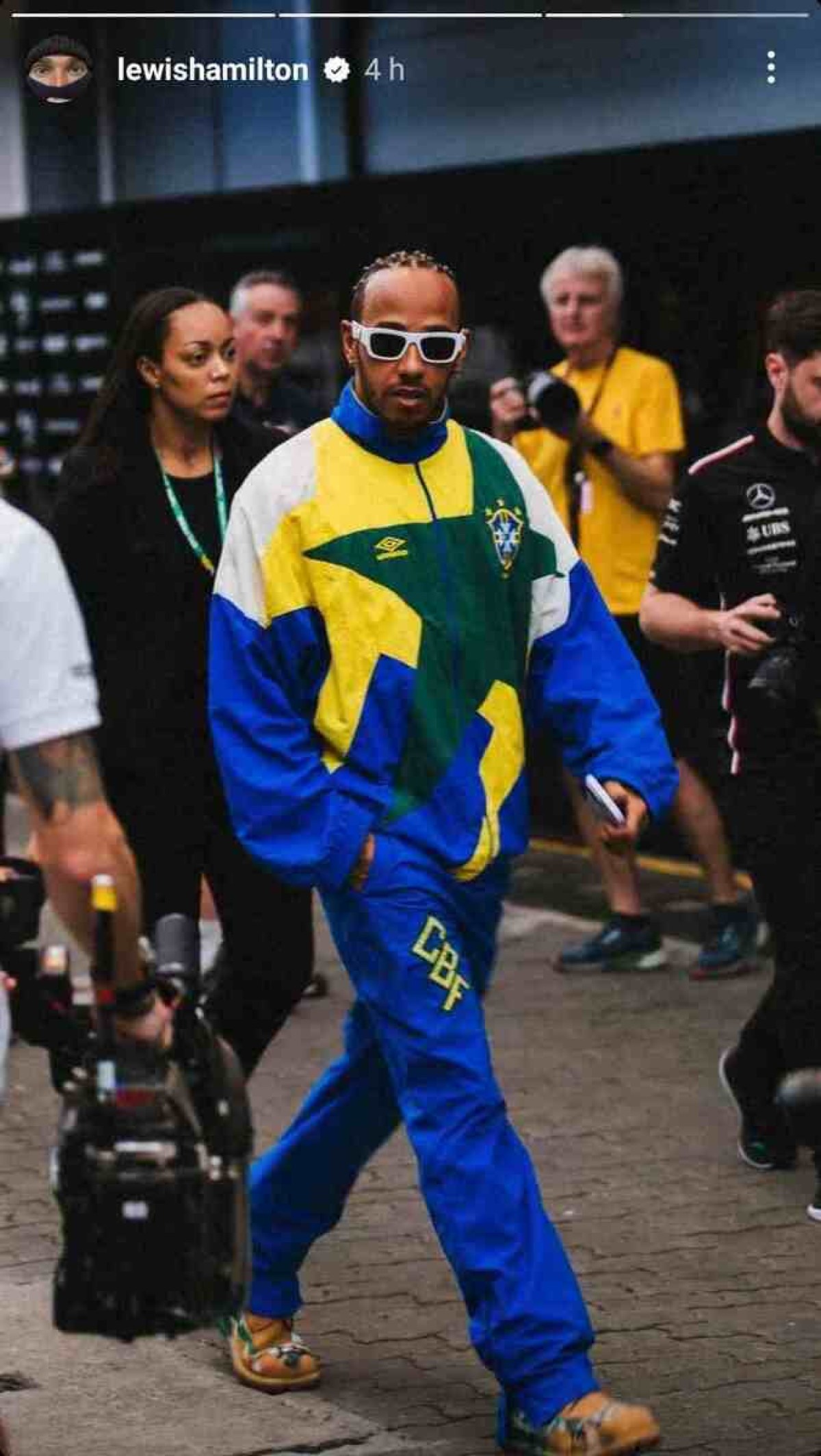 O modelo utilizado pelo piloto possui a logo da Umbro, antiga patrocinadora da Seleo, que conta com a Nike desde 1996 (foto:  Reproduo/Instagram)
