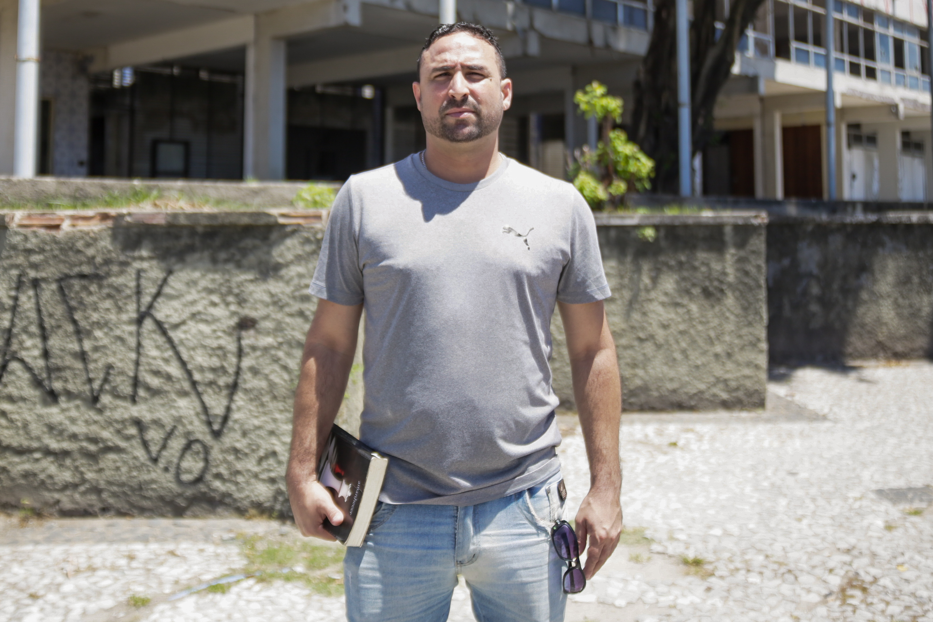 O vigilante Claiton Rosa, de 36 anos, apontou que o prédio póderia servir como alternativa de moradia para pessoas sem teto na cidade  (Rafael Vieira;DP)