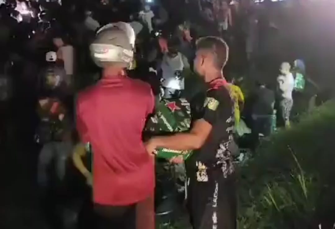 Atravs de imagens que circulam nas redes sociais,  possvel ver o momento em que a populao saqueia a carga do veculo (Foto: Reproduo/Twitter)