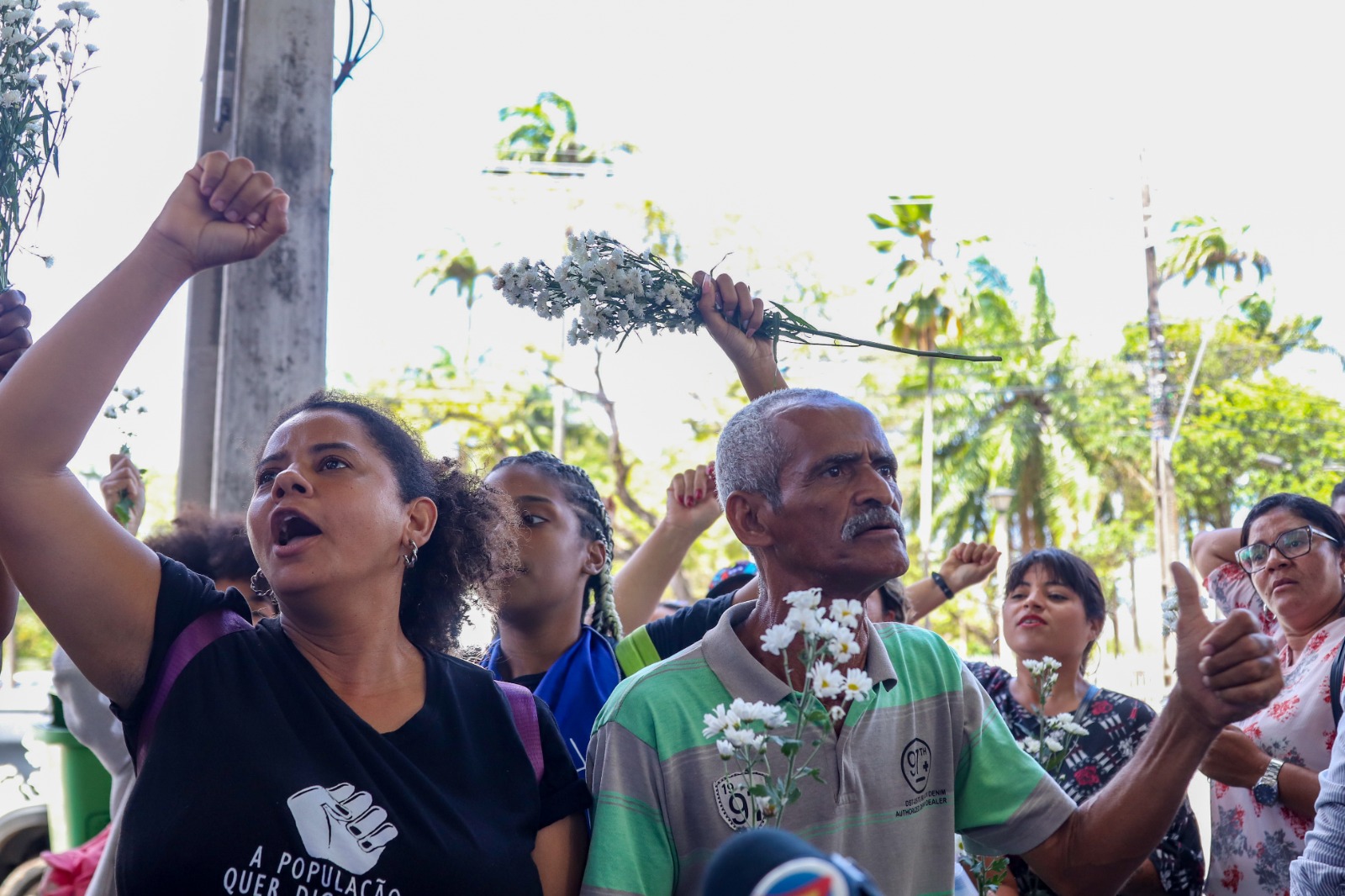 Parentes de Miguel participaram de atos na frente do Palcio da Justia, no Recife (Foto: Ruan Pablo/DP)