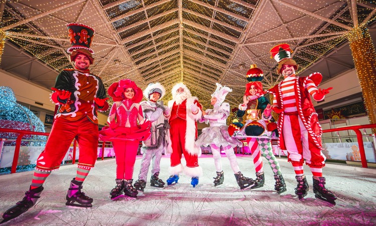 A decorao que traz muitas luzes dando um clima cintilante ao ambiente, e a saudosa e consagrada pista de patinao no gelo (Foto: Divulgao)