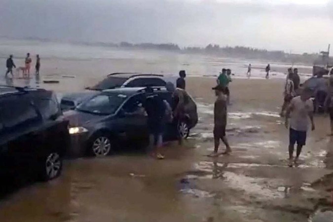 Carros e embarcaes foram arrastados aps subida da mar  (Foto: metsul/Reproduo)