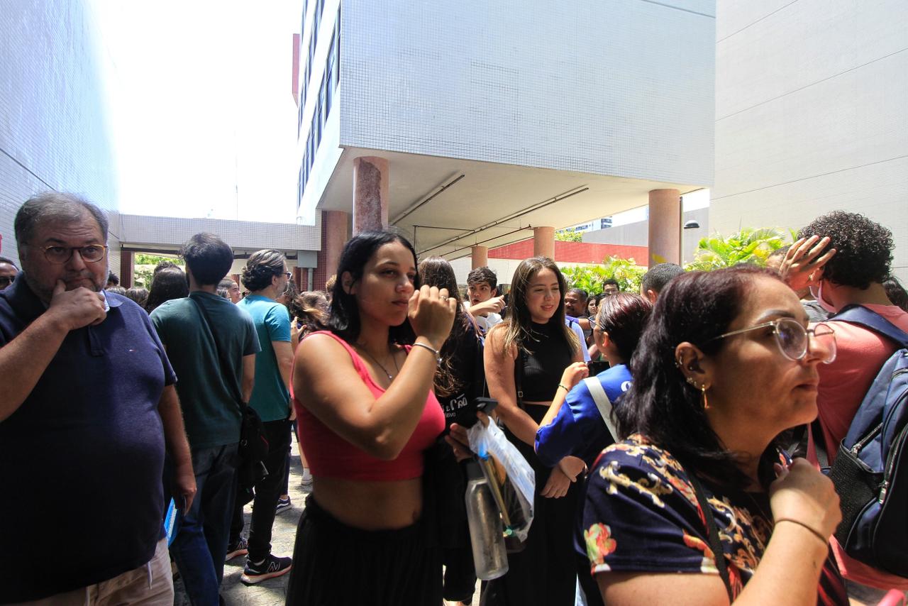 Cerca de 4 mil feras estiveram presentes na Universidade Catlica de Pernambuco (Unicao) para o segundo dia de provas do Enem 2023 (Rmulo Chico/DP)