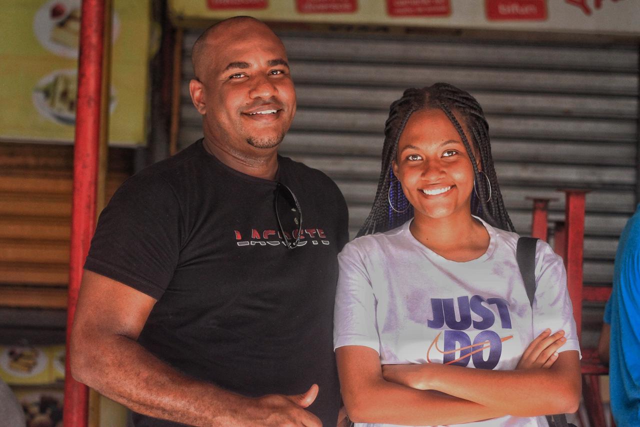 O separador, Rodrigo tavio, de 35 anos, levou a sua filha, Ana Letcia, de 15 anos, para o segundo dia de provas do Enem 2023 (Rmulo Chico/DP)