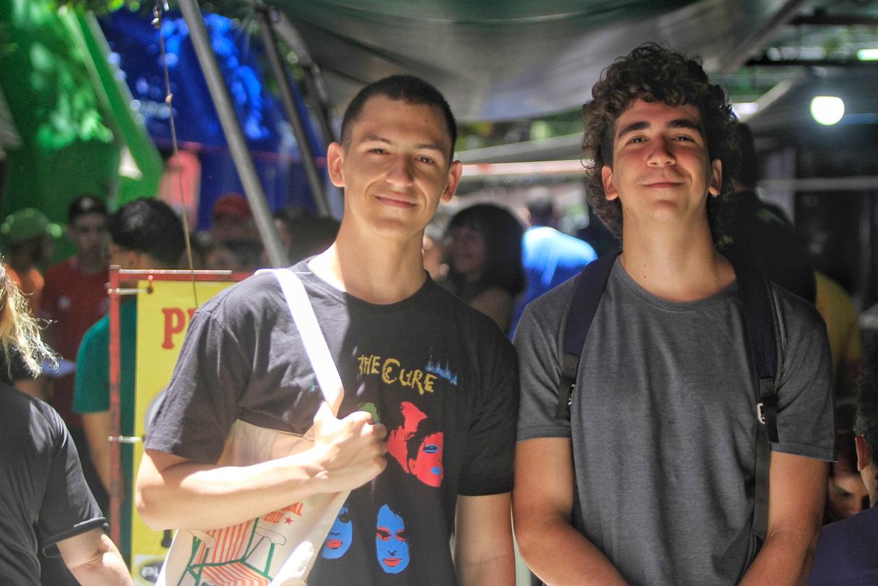 Os amigos Tiago Leal, de 16 anos, e Miguel Rios, de 17 anos, foram juntos ao ponto de aplicao de provas do segundo dia do Enem 2023 (Rmulo Chico/DP)