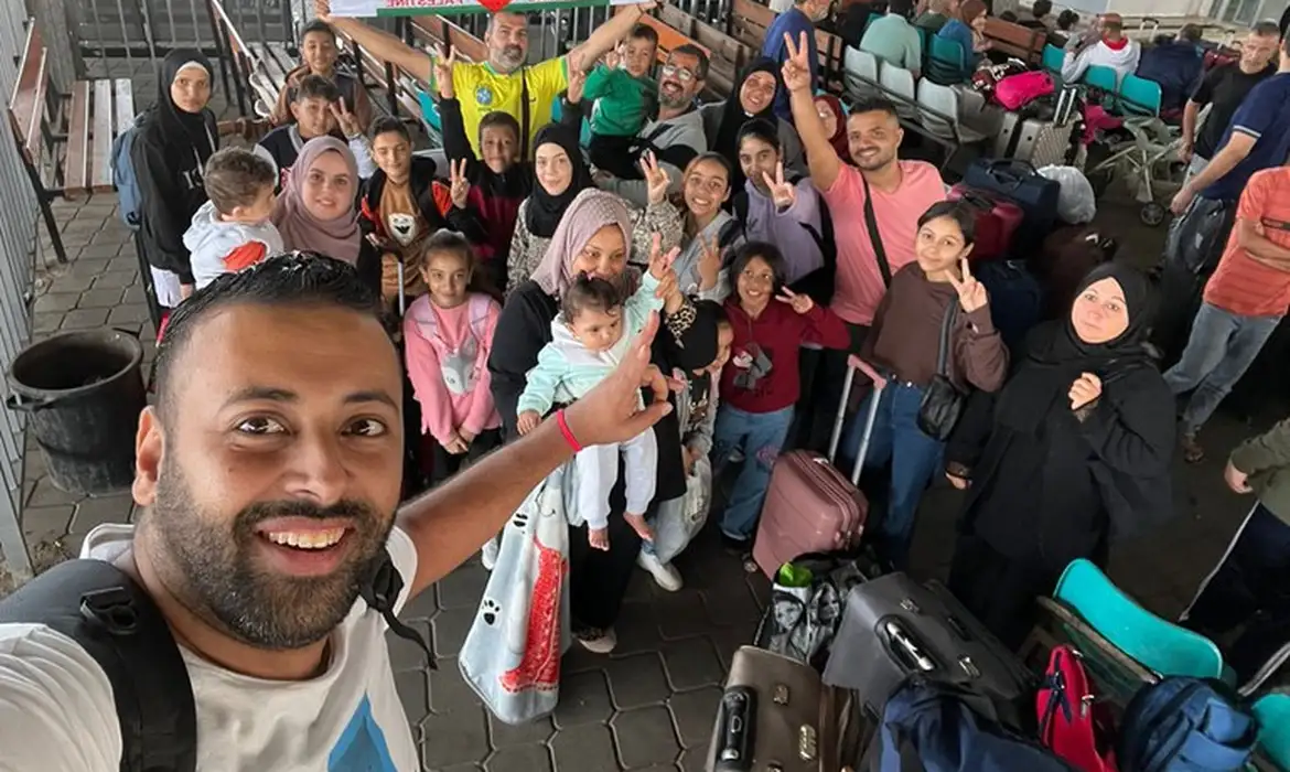 Grupo tirou foto momento antes de sair de Gaza (Reprodução/redes sociais)
