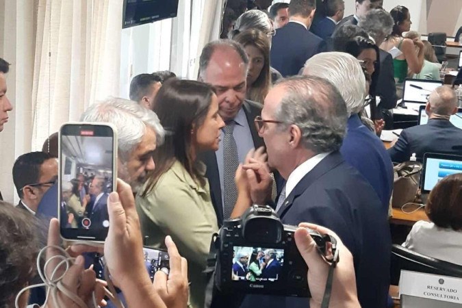 Raquel Lyra (PSDB) durante votao da reforma tributria na CCJ. Na roda, governadora de PE conversa com senadores, entre os quais os petistas Jaques Wagner e Humberto Costa (foto: Evandro boli/CB/D.A Press)