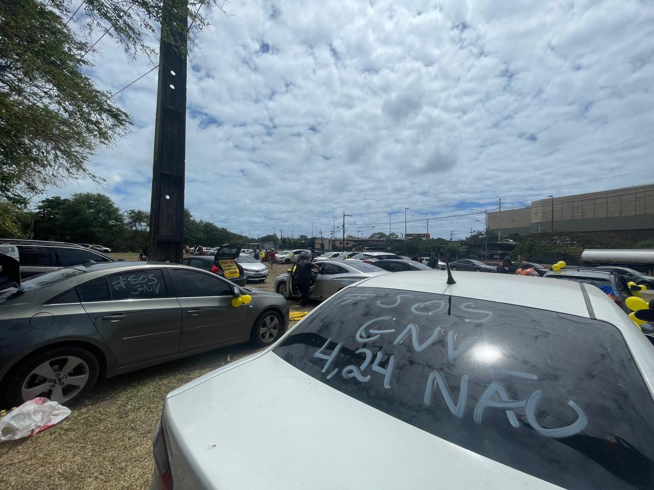 Motoristas de aplicativo criticam aumento do preo do GNV (Foto: Romulo Chico/DP)