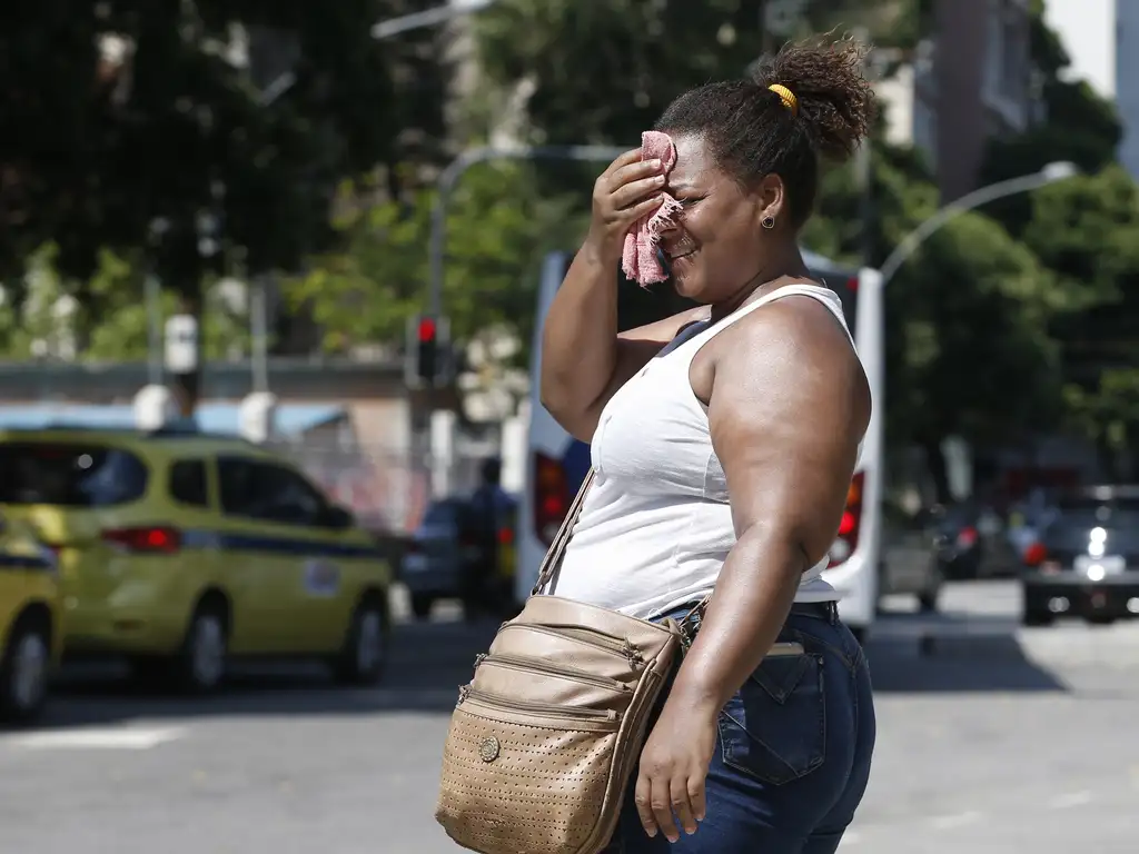 Cariocas tentam se proteger da onda de calor atinge o Rio de Janeiro (foto: Fernando Frazo/Agncia Brasil)