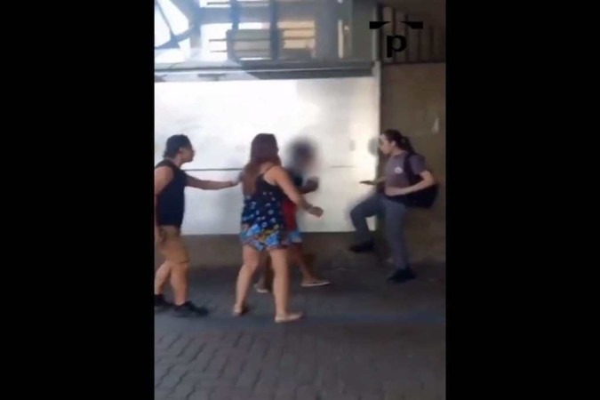 O jovem se aproximou da policial militar para pedir ajuda, mas foi afastado com um chute na altura da barriga (foto: Reproduo/X)
