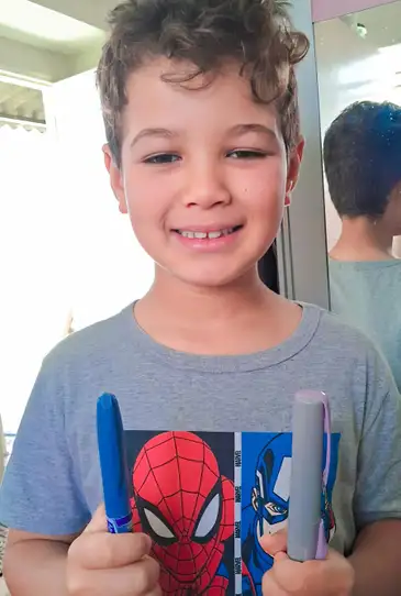 Enzo Rafael aprende a lidar com as canetas de aplicao de insulina (foto: Arquivo pessoal)