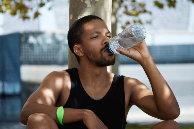 Beber gua  um dos principais cuidados para lidar com o calor e a seca, segundo o Ministrio da Sade (crdito: FreePik
)