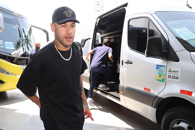Cheio de moral: Neymar visita prefeito e recebe a chave da cidade