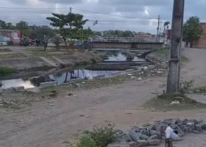 A troca de tiros aconteceu na comunidade do V-8, no Varadouro, em Olinda  (Foto: Reproduo/Redes Sociais )