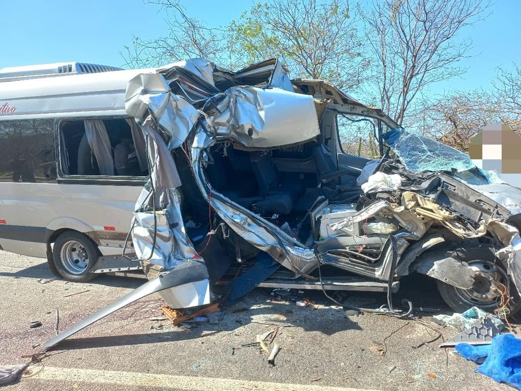 Van que transportava familiares ficou completamente destruda no acidente (Foto: Reproduo/PRF)