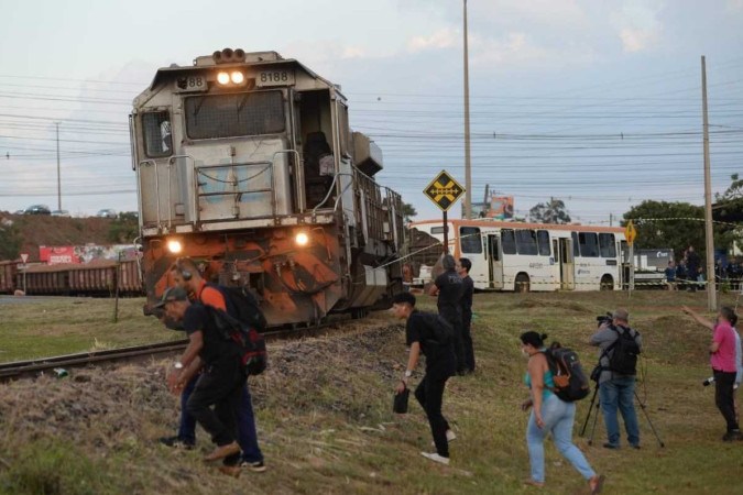 Trem de carga atinge ônibus e mata ao menos uma pessoa no DF