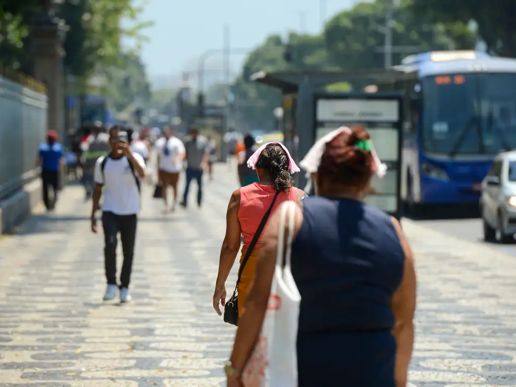 Populao enfrenta forte onda de calor no Rio de Janeiro (foto: Tomaz Silva/Agncia Brasil)