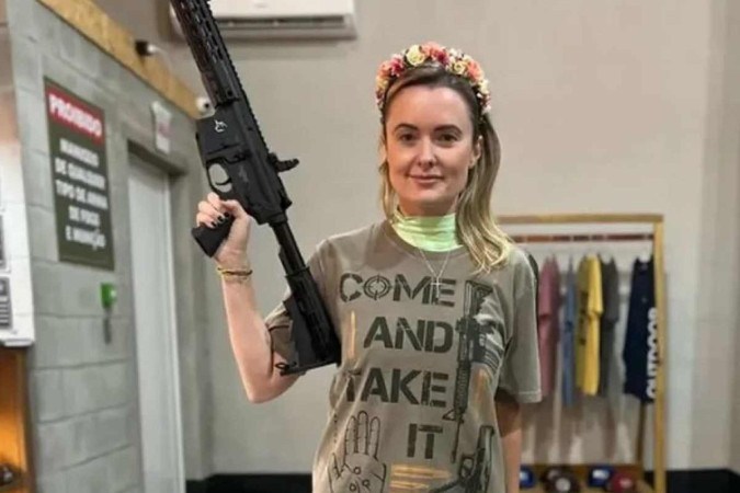 
Deputada postou foto com fuzil e camiseta em referncia ao presidente Lula (foto: Reproduo/Redes sociais)