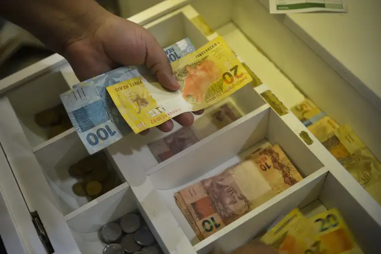 Desde o incio de outubro, a Faixa 1 do Desenrola renegocia dvidas de at R$ 5 mil na plataforma desenvolvida pela B3 (Crdito: Marcello Casal Jr / Agncia Brasil)