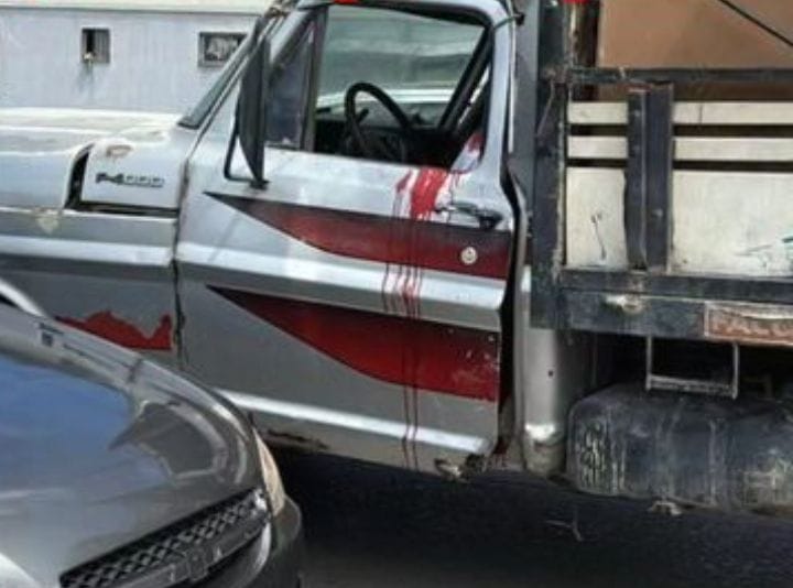 Segundo relatos de testemunhas repassados  polcia, a vtima foi atingida por vrios disparos enquanto abastecia o caminho em um posto de combustveis localizado na via.  (Foto: Reproduo/Redes Sociais )