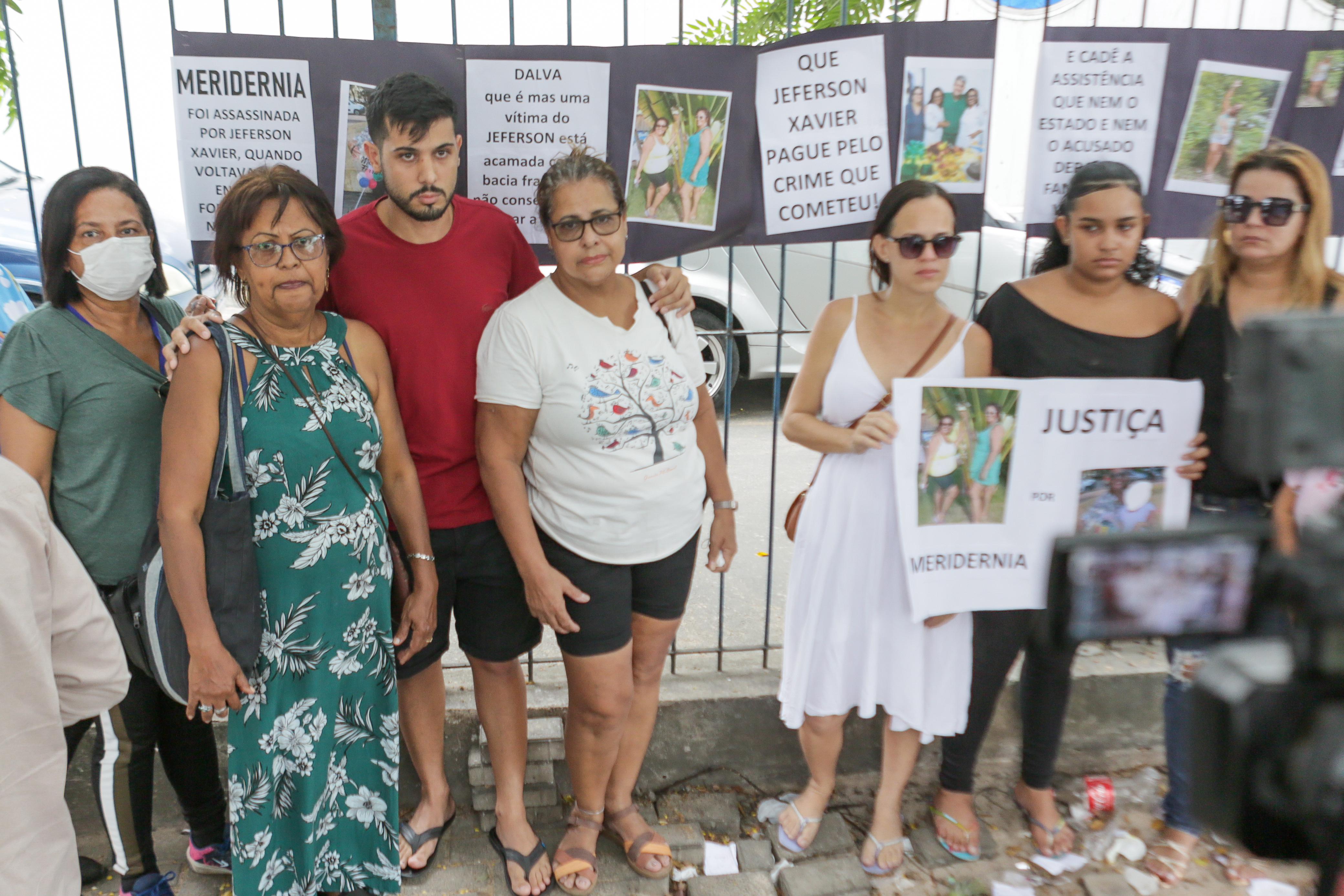 Familiares fizeram ato nesta segunda (20), para cobrar mais celeridade nas investigaes da morte da enfermeira Meri, que no resistiu aos ferimentos causados em decorrncia do acidente que a vitimou, no dia 17 de outubro (Rafael Vieira/DP)