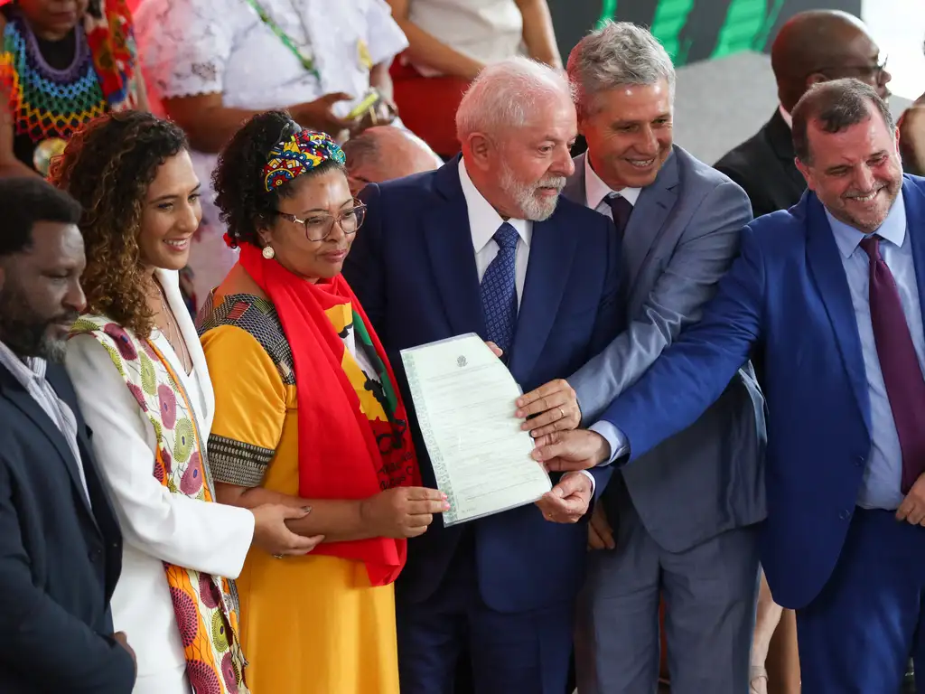 Em seu discurso, Lula afirmou que as medidas anunciadas so o pagamento de uma "dvida histrica que a supremacia branca construiu nesse pas desde que ele foi descoberto" (foto: Fabio Rodrigues-Pozzebom/ Agncia Brasil
)