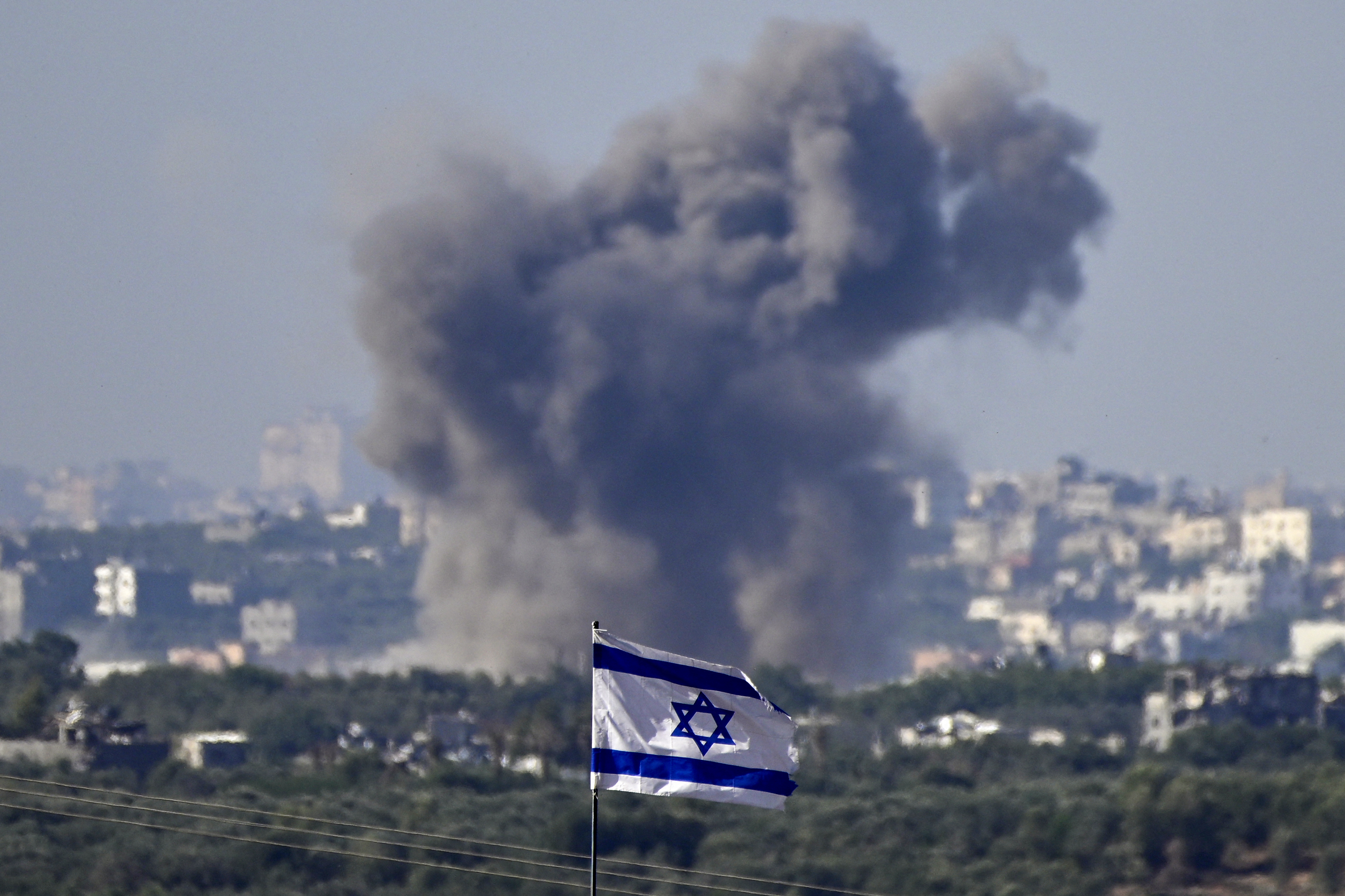 Combatentes do Hamas mataram cerca de 1.200 pessoas durante a incursão ao território israelense, a maioria civis (Crédito: JOHN MACDOUGALL / AFP)