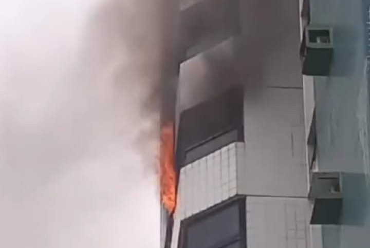 Fogo atingiu apartamento em Candeias (Foto: Redes Sociais )