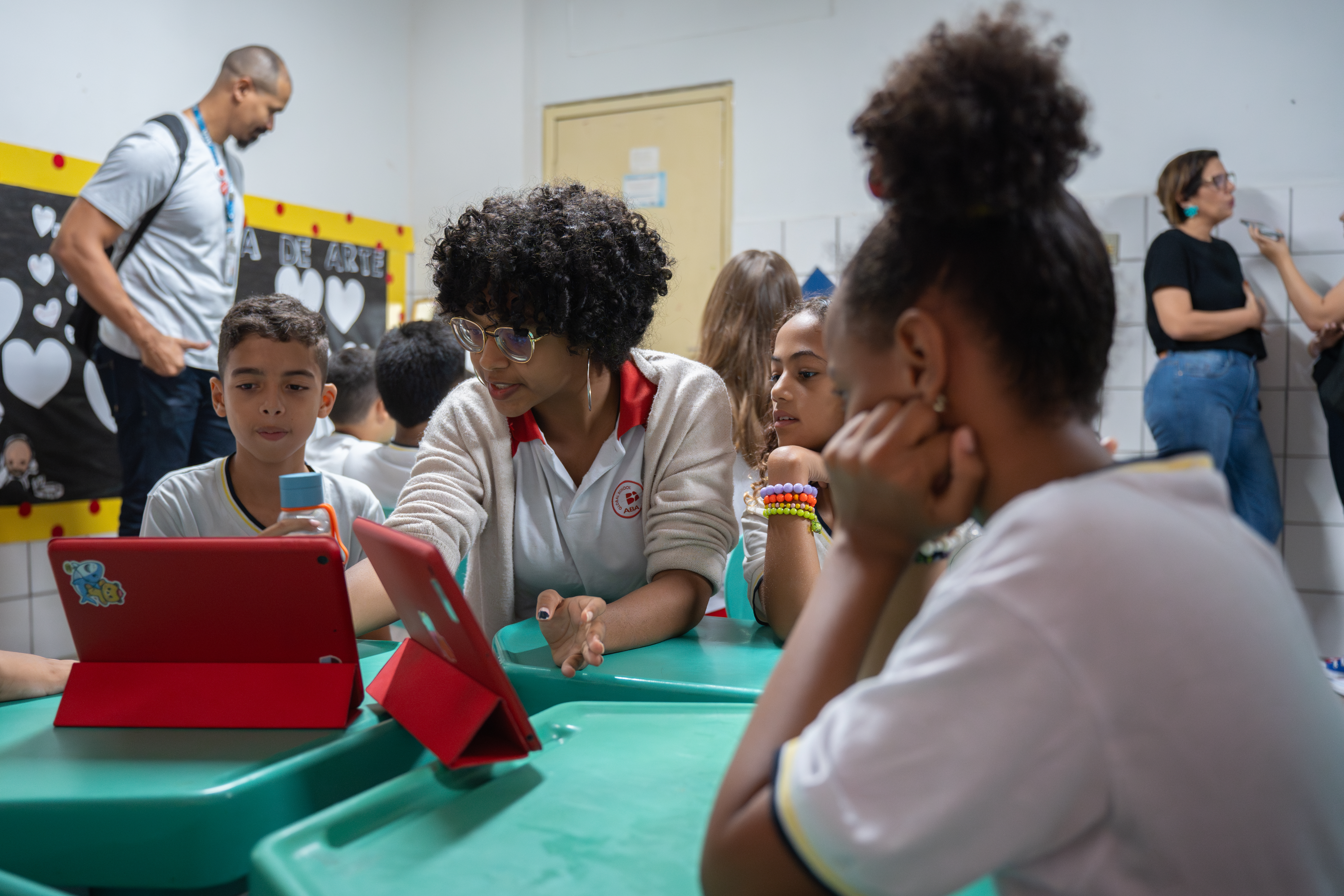 Os aparelhos doados, segundo a escola de ingls, so usados e esto em bom estado (Divulgao/ABA School)